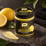 Proton Colours Obsession Yellow tattoo butter kesztyűs kézben, a tégely méretével